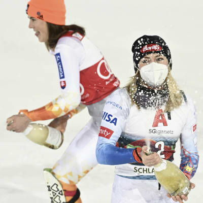 Mikaela Shiffrin och Petra Vlhova firar med bubbel efter en världscupdeltävling.