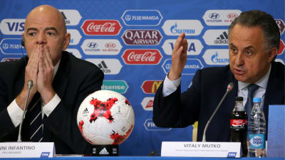 Gianni Infantino och Vitalij Mutko håller presskonferens.