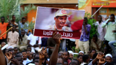 Mohamed Hamdan Dagalo "Hamidati" är kommendör för milisgruppen RSF och nu en central gestalt också i det styrande militärrådet. Här bärs hans porträtt fram av demonsranter som demonstrerade till stöd för militärrådet den 31 maj. 