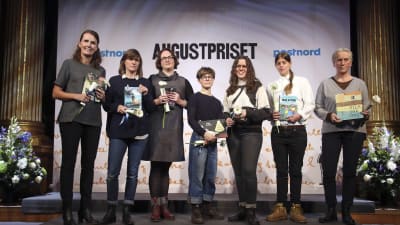 Nominerade i kategorin Årets svenska barn- och ungdomsbok 2015: (fr vä) Helena Öberg, Frida Nilsson,  Jessica Schiefauer, Emma AdBåge, Kristin Lidström, Hanna Gustavsson,  Eva Lindström.