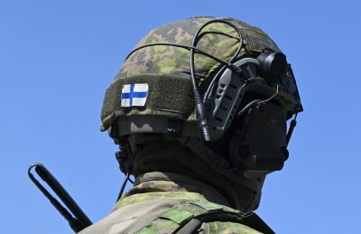 finsk soldat med flagga på hjälmen