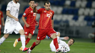 Goran Pandev skjuter en fotboll.