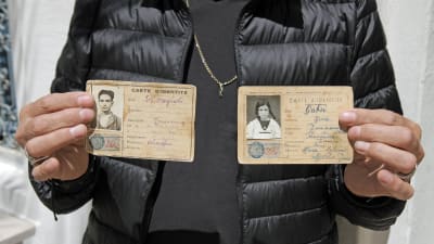 Israel Cohen med rötter i Israel visar upp sina föräldrars identitetskort från Djerba.
