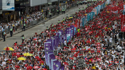 Flera hundra tusen demonstranter tågade från Victoria Park till parlamentet i Hongkong
