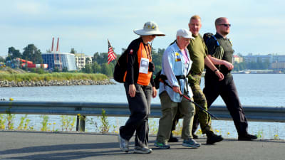 Marschdeltagare på Myrgrundsbron