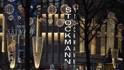 Stockmanns vauhusfasad i Helsingfors med julbeslysning.