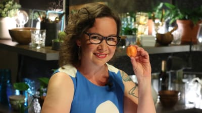 Rosa Meriläinen poserar med en aprikos