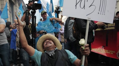 Fest i Guatemala City efter beslut att frånta president Pérez Molina hans immunitet.