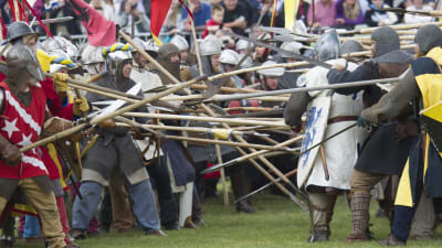 Historiskt återskapandet av slaget vid Bannockburn år 2014 under evenemanget Bannockburn Live. Skådespelare klädda i medeltida kostymer med medeltida vapen.