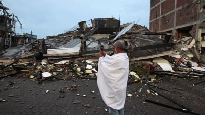 En invånare fotograferar förstörelsen i staden Pedernales dagen efter skalvet. 17.4.2016