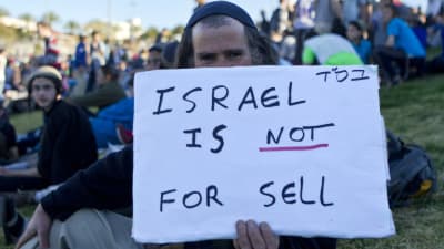 Israelisk bosättare demonstrerar vid Maale Adumim på Västbanken.