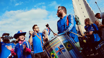 Isländska anhängare med en stor trumma.