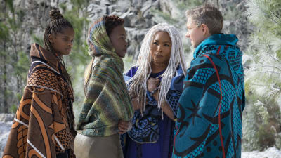 Shuri (Letitia Wright), Nakia (Lupita Nyong'o), Ramonda (Angela Bassett) och Everett K. Ross (Martin Freeman) står tillsammans och pratar.