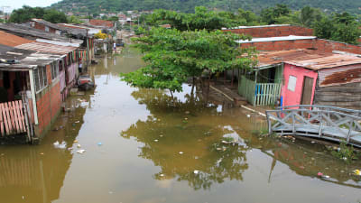 Den kraftiga orkanen Iota som orsakade omfattande översvämningar i nordöstra Colombia har nu nått Nicaragua och Honduras. 