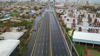 Öde väg i San Juan, Puerto Rico, efter orkanens framfart.