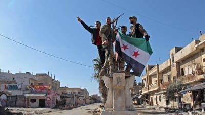 Turkiskstödda syriska krigare firade i Saraqib på torsdagen då de lyckats återerövra staden från regeringsstyrkor efter tre veckor. 