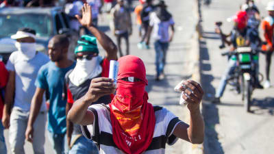 Demonstranter kräver att president Moïse avgår. Det var många arga, unga män ute på gatorna i Port-au-Prince på söndagen. 