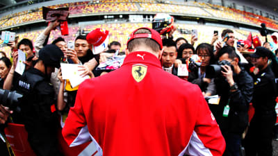 Kimi Räikkönen skriver autografer i Shanghai 2018.