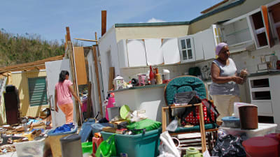 En familjen söker efter sina tillhörigheter efter att orkanen Maria förstört deras hus i Toa Baja i Puerto Rico.