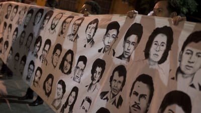 en banderoll med svart-vita ansiktsbilder på män och kvinnor