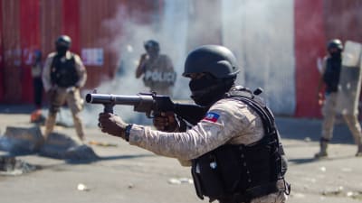 Polisen i Port-au-Prince svarade med att avfyra tårgasgranater mot demonstranterna.