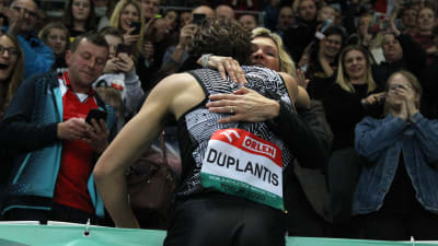 Armand Duplantis kramar mamma Helena.