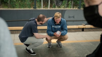 Velikullat sarjan kuvaukset käynnissä. Näyttelijät Miksu (Otto Henrikson) ja Santtu (Juho Uusitalo) Metroasemalla.