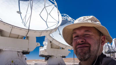 Jag (Marcus Rosenlund) framför en av teleskopantennerna i radioteleskopet ALMA i Chile.
