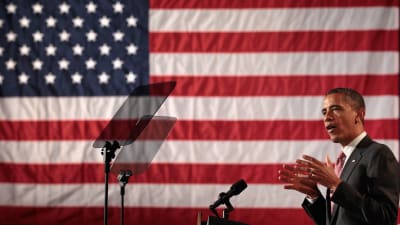 Obama talar vid USA:s flagga