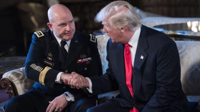 USA:s president Donald Trump skakar hand med sin nya nationella säkerhetsrådgivare Herbert Raymond McMaster vid sin fritidsbostad Mar-a-Lago i Florida den 20 februari 2017.