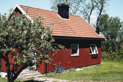 Ett rödmålat hus på den norska fängelseön Bastöy.