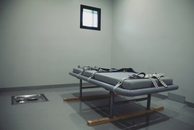 Bädd med läderbälten för att spänna fast människor inne i en säkerhetscell i Halden fengsel.