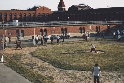 Intagna på det amerikanska Atticafängelset spelar softball.