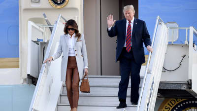 Melania och Donald Trump stiger av flyget på Helsingfors-Vanda flygplats.