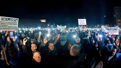 Demonstration i Dresden under parollen Pegida (Partiotiska européer mot islamisering av väst).  8.12.2014