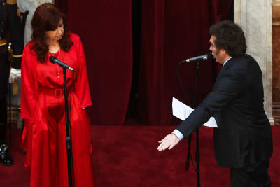 Javier Milei avlägger presidenteden intill den avgående vicepresidenten Cristina Fernández de Kirchner. 