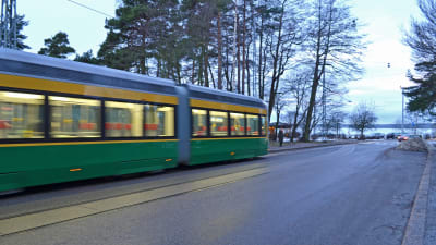 Spårvagn 4 drar iväg mot Skatudden från ändhållplatsen i Munksnäs.