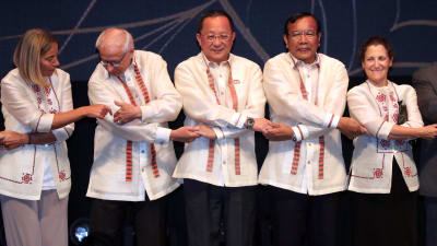 Nordkoreas utrikesminster Ri Yong-ho (i mitten) poserar för en bild under den Sydostasiatiska samarbetsorganisationen Aseans möte i Manila. Längst till vänster ses Federica Mogherini, EU:s höga representant för säkerhetsfrågor och utrikespolitik.