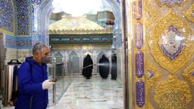 Helgedomen Masumeh i Qom, Iran desinfekteras 25.2.2020 