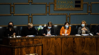 Sanna Marin, Annika Saarikko, Krista Mikkonen, Li Andersson och Anna-Maja Henriksson i ministerbåset i plenisalen.