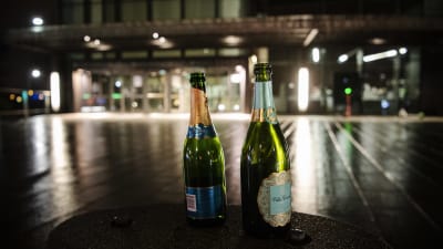 Tyhjät kuohuviinipullot odottivat ottajaansa Musiikkitalon edessä Helsingissä marraskuussa 2020.