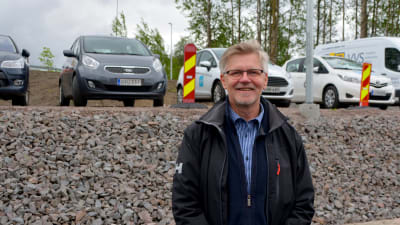 En man framför en anslutningsparkering