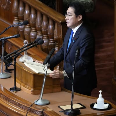 Fumio Kishida håller tal i Japans parlament.