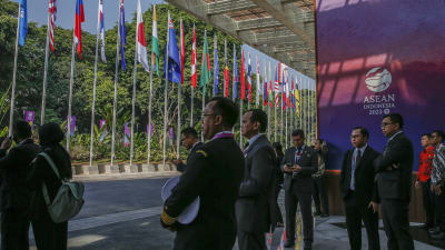 Delegater och säkerhetsansvariga samlades utanför mötesplatsen i Jakarta inför Asean-toppmötet. 