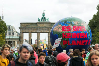 En jordglob med texten "Det finns ingen Planet B" i Berlin.