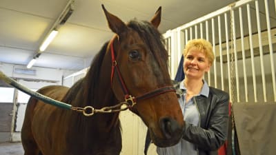 Pia Blom-Johansson tillsammans med hästen Valley de Bene. Hon är Vermos nya vd.