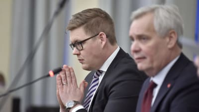 Regeringssonderaren Antti Rinne (SDP) under en presskonferens i riksdagen med  Antti Lindtman som är ordförande för Socialdemokraternas riksdagsgrupp.  