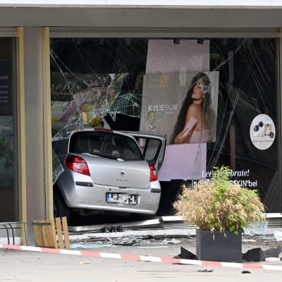 Auto törmäsi kaupan ikkunasta sisään liikkeeseen.