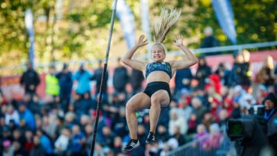 Saga Andersson hoppar stav i PNG 2018.