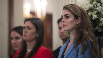 Vita husets kommunikationsschef Hope Hicks i förgrunden, pressekreteraren Sarah Huckabee Sanders i bakgrunden